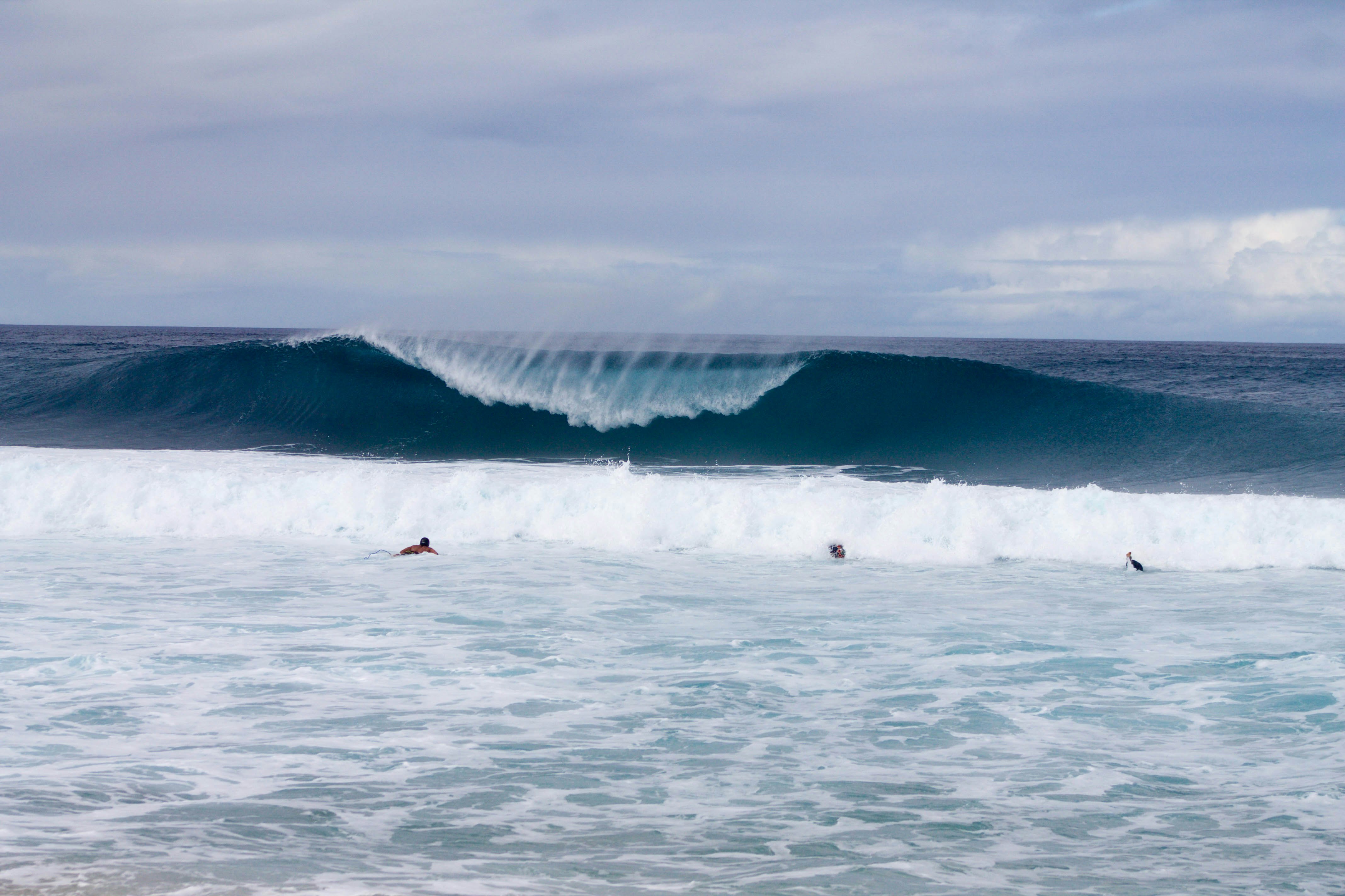 Large waves coming in to shore in Hawaii.